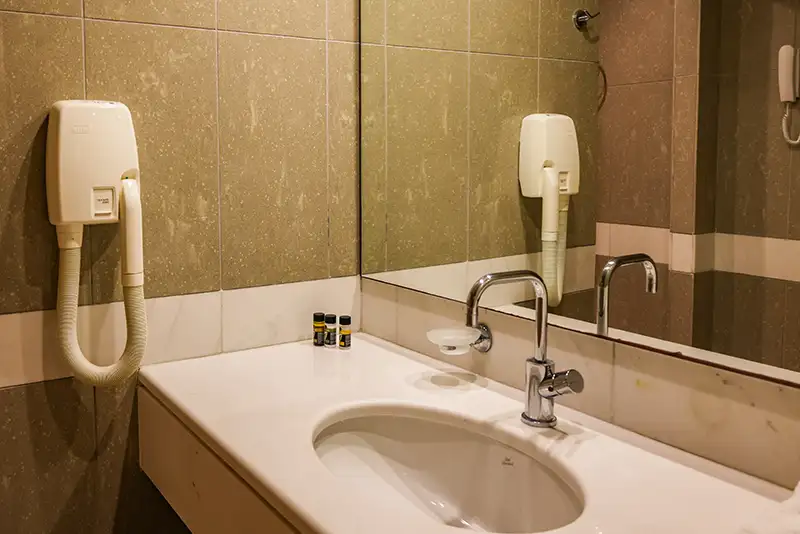 Kanapitsa Mare Hotel, Family Room Bathroom